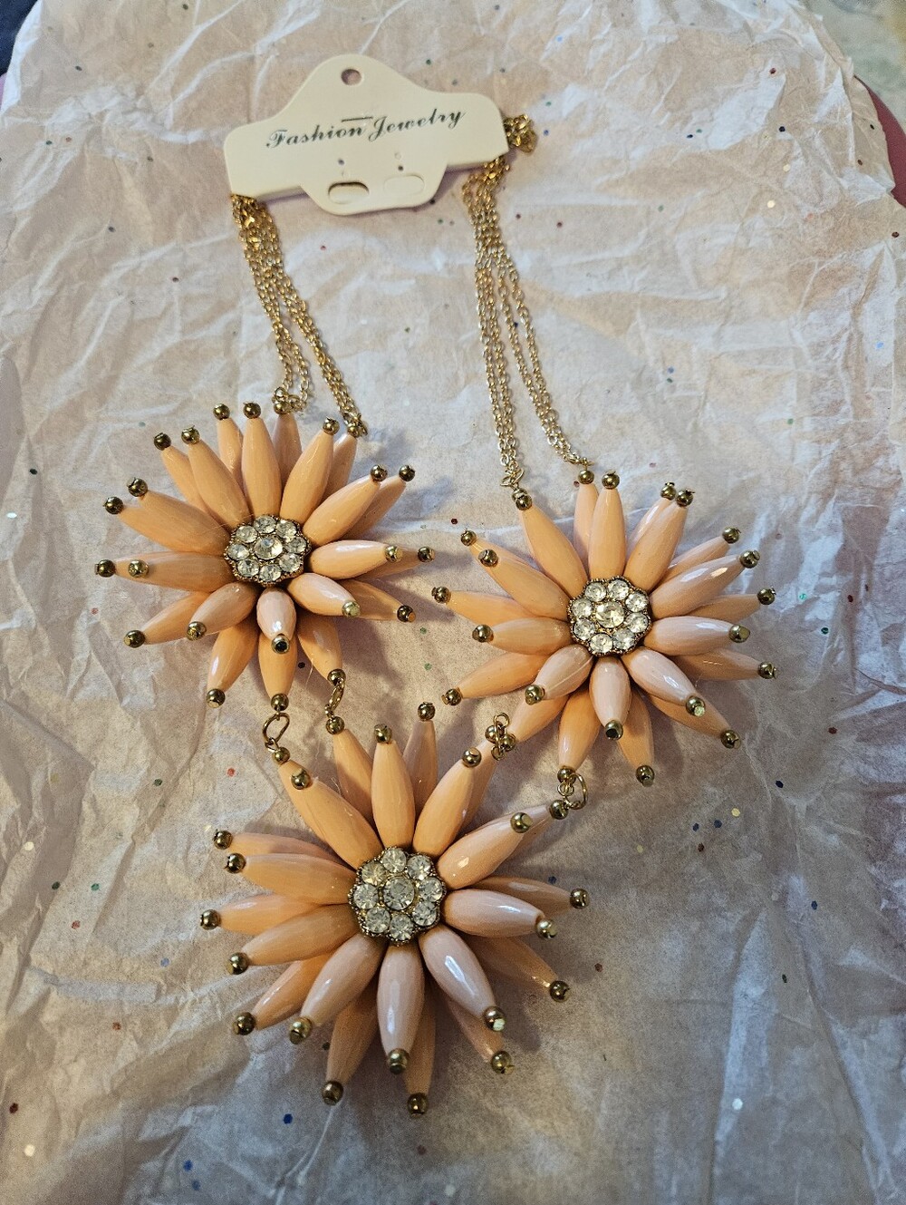 BRAND NEW ** Fashion Jewelry Gold-Tone Peach Daisy Cluster Necklace